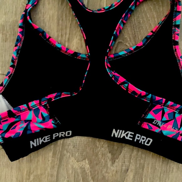 Girls Nike Sports Bra - Picture 2 of 3